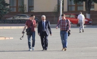 Мэр Липецка отказался от услуг автомобильного транспорта и пришел на работу пешком Мэр Липецка отказался от услуг автомобильного транспорта и пришел на работу пешком
